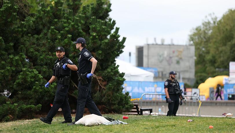 Bewaffnete Einsatzkräfte rückten zum Seattle Center aus. Bewaffnete Einsatzkräfte rückten zum Seattle Center aus.