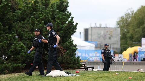 Bewaffnete Einsatzkr&auml;fte r&uuml;ckten zum Seattle Center aus.