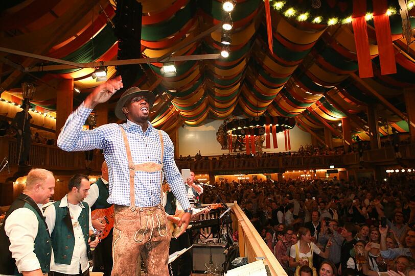 Hatte sichtlich Spaß: Usain Bolt im Schützenzelt.