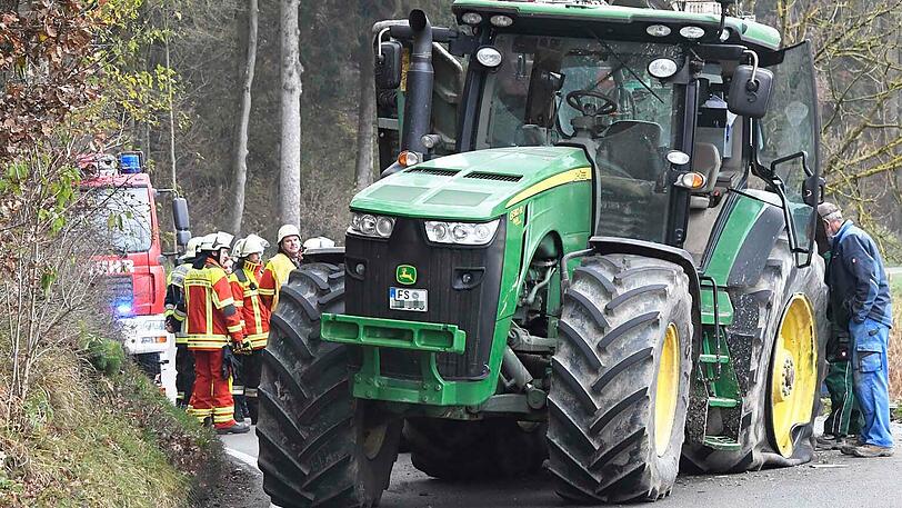 Die Fahrerkabine des Lkw kollidierte mit dem linken Hinterrad des John Deere.