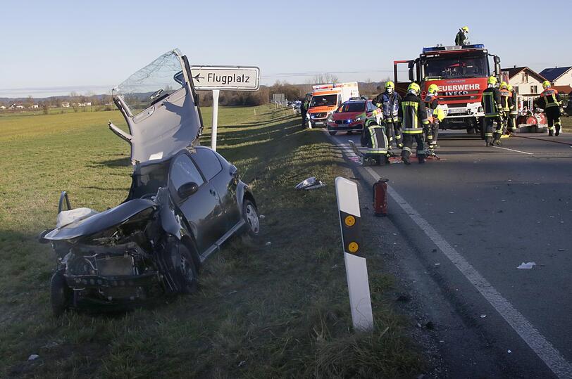 Der Toyota kam bei dem Unfall von der Fahrbahn ab und prallte gegen ein Verkehrszeichen.