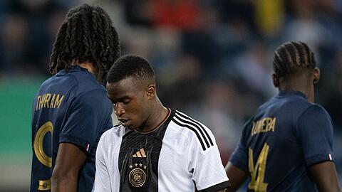Deutschlands Youssoufa Moukoko (M) reagiert auf dem Platz.