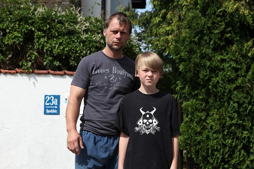 Fassunglos: Der elfjährige Maik mit seinem Vater (37) an der Unfallstelle in Altperlach.