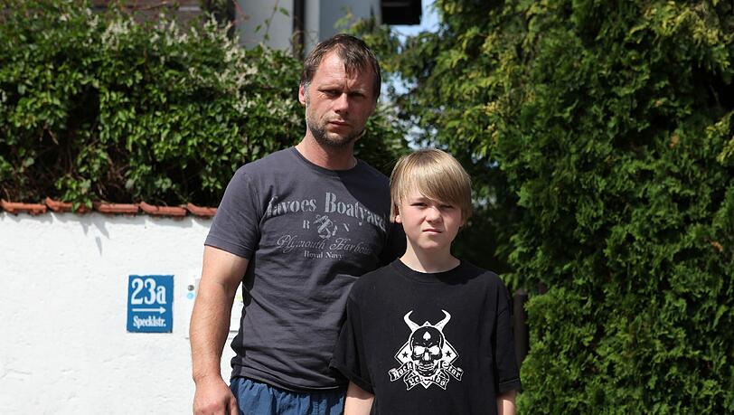 Fassunglos: Der elfjährige Maik mit seinem Vater (37) an der Unfallstelle in Altperlach. Fassunglos: Der elfjährige Maik mit seinem Vater (37) an der Unfallstelle in Altperlach.