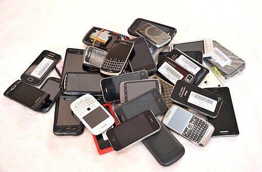 Der Handy-Haufen: Stechen in der Magengegend, Schwindelgefühle, Herzrasen, Sprachstörungen, Panik: Wer je ein Handy irgendwo liegenlassen hat, kennt die unangenehmen Gefühle, die mit diesem Verlust einhergehen. Schließlich handelt es sich dabei
um einen sehr privaten Gegenstand, der meistens wichtige Telefonnummern, persönliche Nachrichten und Fotos enthält. Trotzdem wird kaum eine Sache so oft verloren wie diese: 2838 Geräte waren es alleine 2011.
Bei den Marken liegt Nokia mit 996 Fundstücken
noch vorn &ndash; dicht gefolgt von Samsung (651) und dem iPhone (364). Siemens-Handys wurden immerhin noch 85Mal abgegeben.