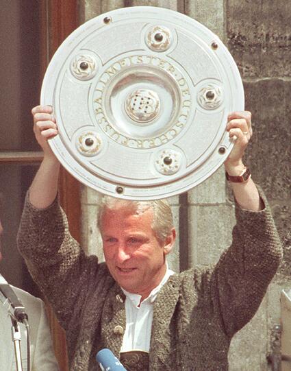 Giovanni Trapattoni (?94/95 & `96- ?98): Der Taktiker. 1994 holt Bayern erstmals einen renommierten Trainer aus dem Ausland. Das Augenmerk liegt auf der Defensive, was grausam anzusehende Spiele zur Folge hat &ndash; und Klinsmann zum Tonnentritt animiert.