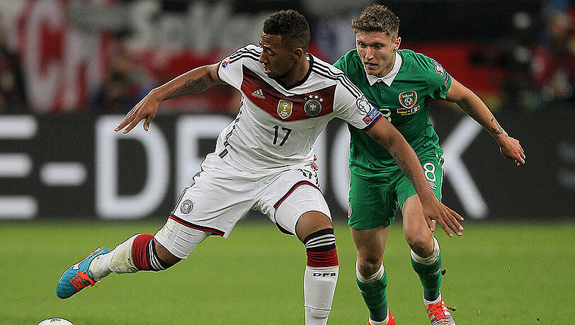 Im Hinspiel gab's ein 1:1 - hier kämpfen Bayern-Profi Jerome Boateng (links) und der Ire Jeffrey Hendrick um den Ball. Im Hinspiel gab's ein 1:1 - hier kämpfen Bayern-Profi Jerome Boateng (links) und der Ire Jeffrey Hendrick um den Ball.