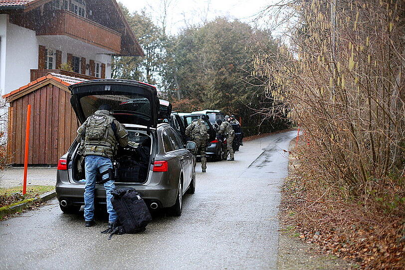 Bilder vom großen SEK-Einsatz in Chieming. Ein 54-jähriger Mann verschanzte sich schwer bewaffnet in seiner Wohnung.