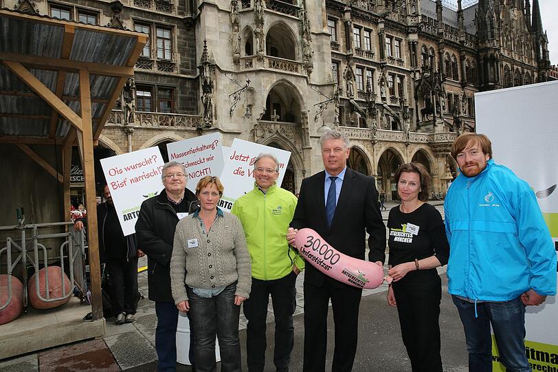 Am Dienstag wurde die Unterschriftenliste an Münchens Oberbürgermeister Dieter Reiter übergeben. Daneben wird zusätzlich die Kunstinstallation "Alles hat ein Ende ... (nur die Wurst hat keins)" des Künstlerkollektivs "Neozoon" auf dem Marienplatz ausgestellt.