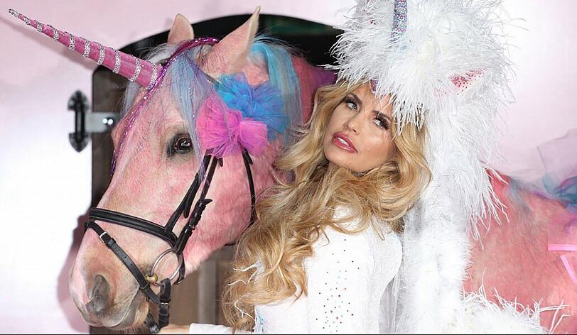 Katie Price ist berühmt für ihre Liebe zur Farbe Rosa. Sogar ihr Pferd färbte sie ein.