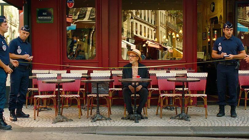 Regisseur Elia Suleiman spielt auch die Hauptrolle: einen Künstler, der ebenfalls Elia heißt. Der erlebt in New York und Paris allerlei Absurdes, etwa wenn Polizisten ein Café abriegeln.