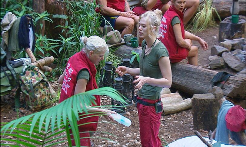 Melanie Müller (l.) möchte von Larissa Marolt wissen, wo ihr Handtuch und ihre Zahnbürste geblieben sind.