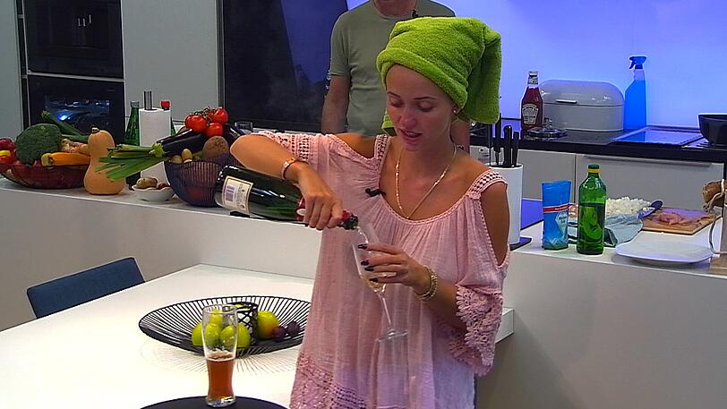 Cathy Lugner gönnt sich ein Glas Champagner.