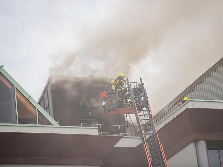 Rauch quillt aus dem Dach des MMK in Frankfurt.
