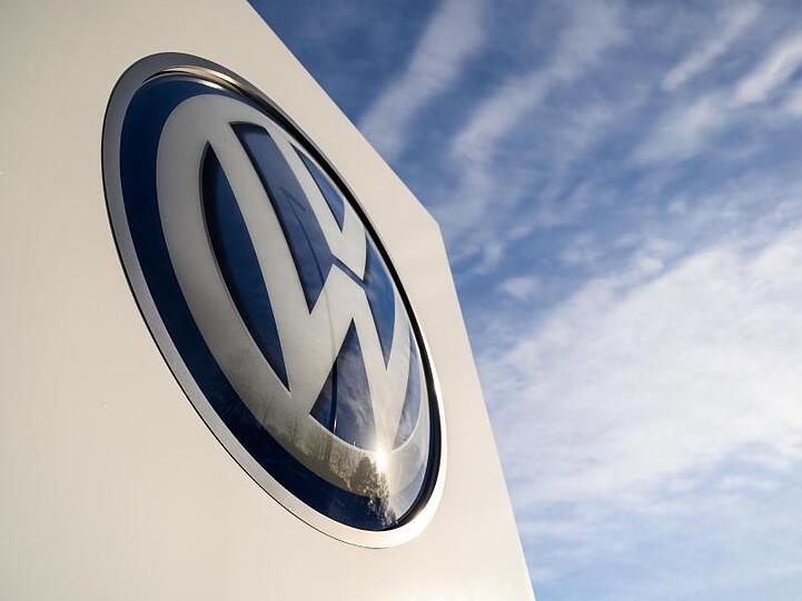 Ein Volkswagen-Logo unter blauem Himmel. Foto: Christophe Gateau/dpa/Archivbild