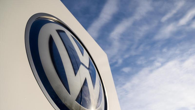 Ein Volkswagen-Logo unter blauem Himmel. Foto: Christophe Gateau/dpa/Archivbild Ein Volkswagen-Logo unter blauem Himmel. Foto: Christophe Gateau/dpa/Archivbild