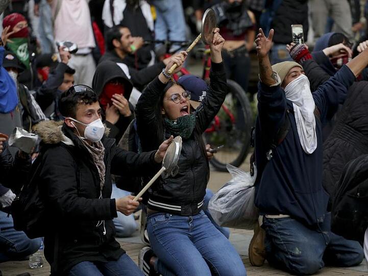 Regierungskritische Demonstranten versammeln sich in der Innenstadt von Bogota.