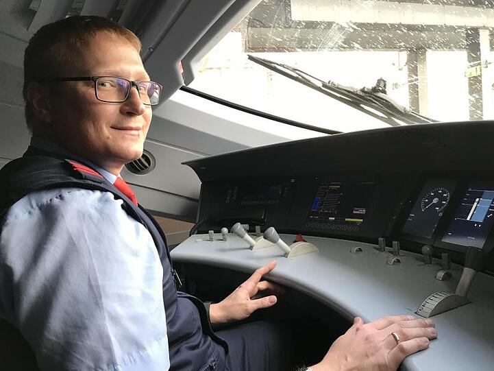 Clever ausrollen lassen: Lokführer Marcel Tschirschwitz demonstriert im ICE-Führerstand energiesparendes Fahren bei der Deutschen Bahn.