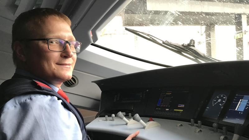 Clever ausrollen lassen: Lokführer Marcel Tschirschwitz demonstriert im ICE-Führerstand energiesparendes Fahren bei der Deutschen Bahn. Clever ausrollen lassen: Lokführer Marcel Tschirschwitz demonstriert im ICE-Führerstand energiesparendes Fahren bei der Deutschen Bahn.