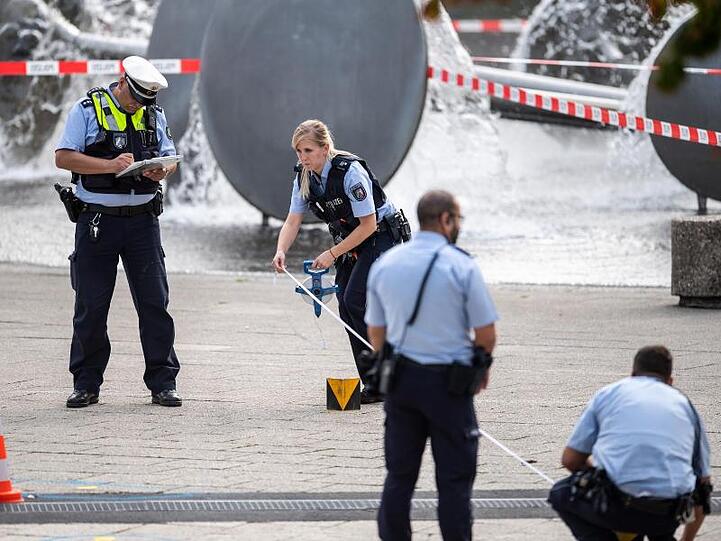 Polizisten sichern auf dem Ebertplatz Spuren.