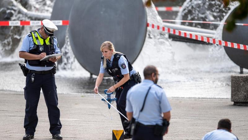 Polizisten sichern auf dem Ebertplatz Spuren. Polizisten sichern auf dem Ebertplatz Spuren.
