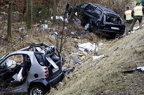 Die Fahrerin des Kombis wurde nur leicht verletzt, schlimmer traf es den Smart-Fahrer. Militärpolizisten transportieren den Sarg der Unglücksfahrerin ab.