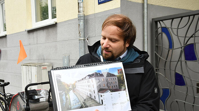 Der Münchner SPD-Vize-Chef Anno Dietz zeigt eine Visualisierung des Luxusprojekts am Neudeck.