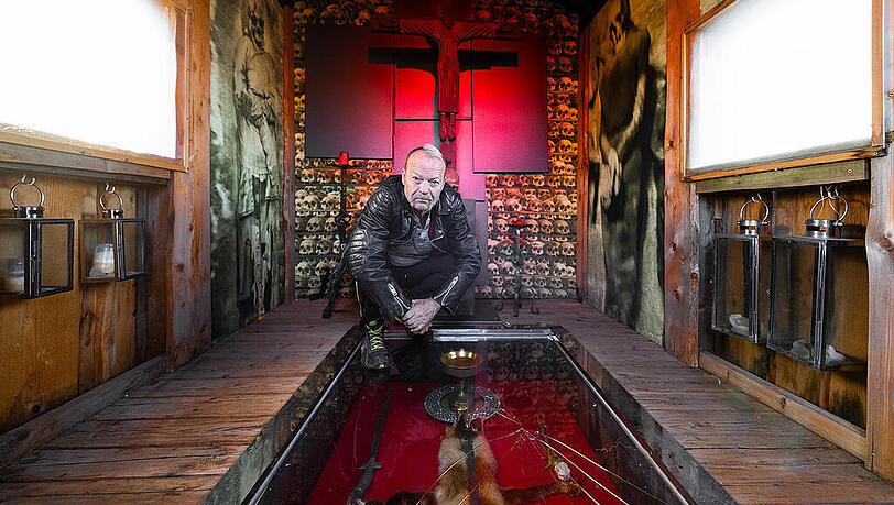 Flatz 2024 in der "Erlöserkapelle" in seinem Skulpturengarten Heaven 7. Da lagen die kostbaren Schwerter noch in der Gruft zu seinen Füßen. Flatz 2024 in der "Erlöserkapelle" in seinem Skulpturengarten Heaven 7. Da lagen die kostbaren Schwerter noch in der Gruft zu seinen Füßen.