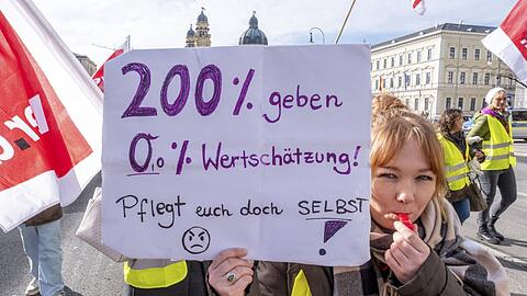 &Uuml;berlastung beim Pflegepersonal, gleichzeitig steigende Eigenanteile - nur eine der Baustellen, die Berndl in Bayern sieht.