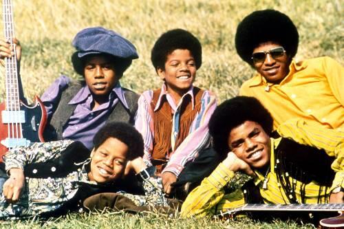 Scheinbar unbeschwertes Familienglück: Die "Jackson Five" posieren in den 70ern mit Michael in der Mitte.