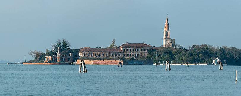 Seit über 50 Jahren ist die Insel Poveglia nun schon unbewohnt und aus Sicherheitsgründen gesperrt, die alte Klinik ist baufällig. Seit über 50 Jahren ist die Insel Poveglia nun schon unbewohnt und aus Sicherheitsgründen gesperrt, die alte Klinik ist baufällig.