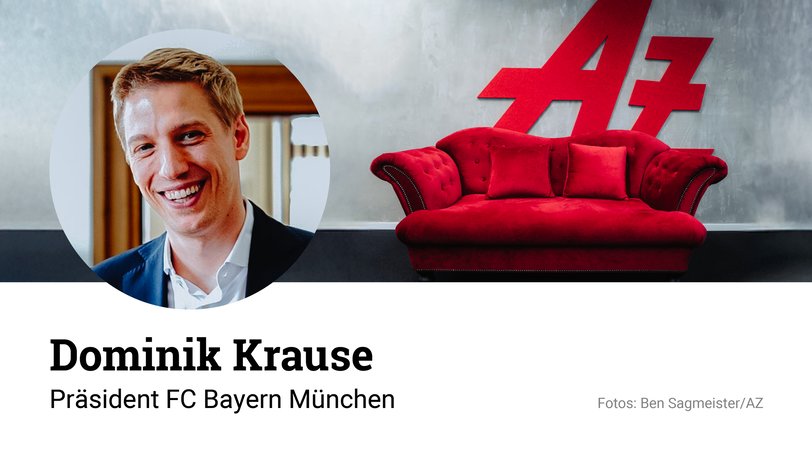Auf der roten Couch nimmt Dominik Krause &ndash; am 17. November 2025 im Deutschen Theater.