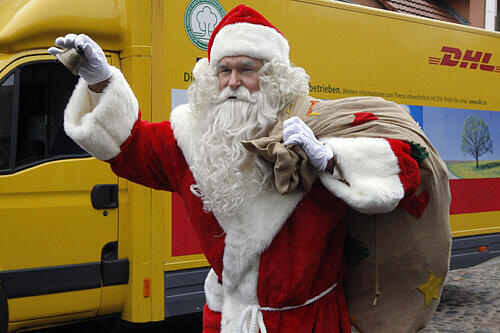 Ab die Post: Damit der Weihnachtsmann pünktlich zum Heilig Abend liefern kann, muss das Paket am 22. Dezember losgeschickt werden.