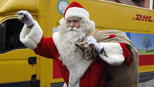 Ab die Post: Damit der Weihnachtsmann pünktlich zum Heilig Abend liefern kann, muss das Paket am 22. Dezember losgeschickt werden. Ab die Post: Damit der Weihnachtsmann pünktlich zum Heilig Abend liefern kann, muss das Paket am 22. Dezember losgeschickt werden.