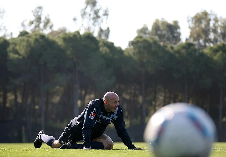 "Ideale Bedingungen": Die Löwen rennen über den Rasen in Belek und Dieter Schneider schaut cool mit Sonnebrille zu. Die besten Bilder vom Trainingslager