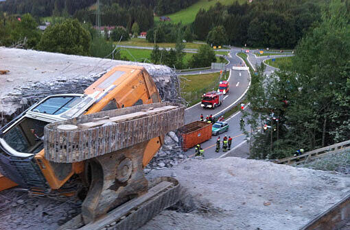 Ein dramatischer Unfall hat sich am Montagabend auf einer Baustelle an der A95 bei Großweil abgespielt - zwei Bagger stürzten von einer Brücke, ein Mann wurde bei dem Unfall schwer verletzt. Sehen Sie hier die Bilder.