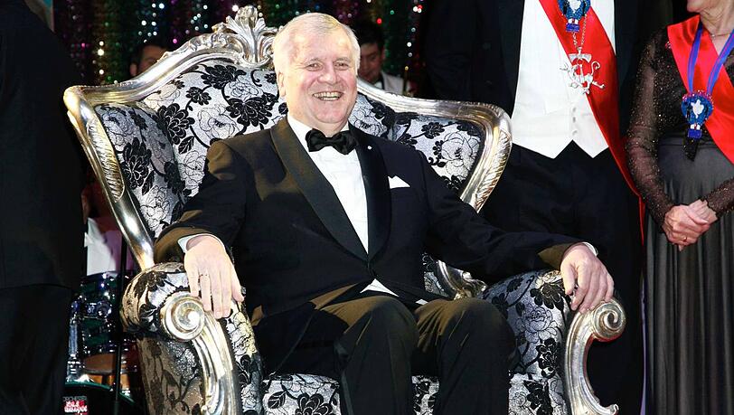 Standesgemäß: Ministerpräsident Horst Seehofer durfte bei der Narrhalla Soiree 2014 im Thron sitzen. Standesgemäß: Ministerpräsident Horst Seehofer durfte bei der Narrhalla Soiree 2014 im Thron sitzen.