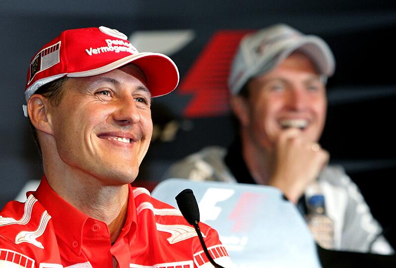 Michael und Ralf Schumacher bei einer Formel-1-Pressekonferenz
