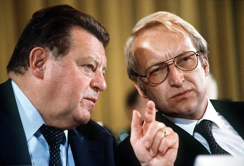 Archivbild: Ministerpräsident von Bayern und CSU-Vorsitzende Franz Josef Strauß (l) im Gespräch mit dem damaligen CSU-Generalsekretär Edmund Stoiber am 29.09.1979.