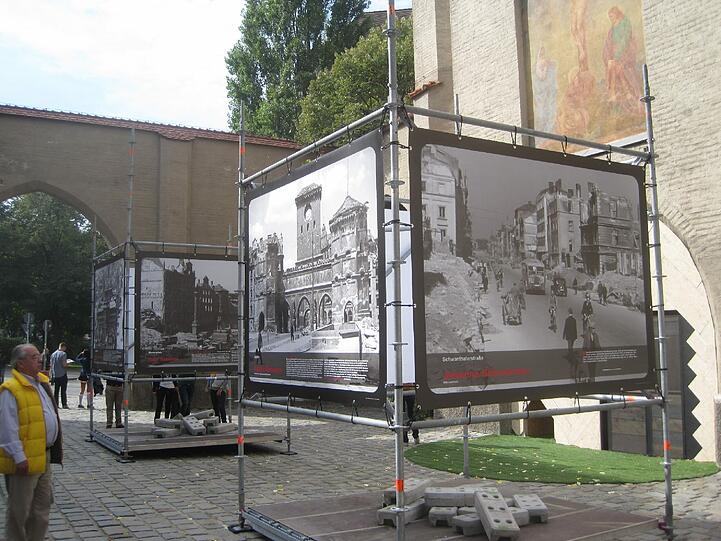 Die großen Plakatwände mit den Zerstörungen Münchens im zweiten Weltkrieg im Innenhof des Isartors.