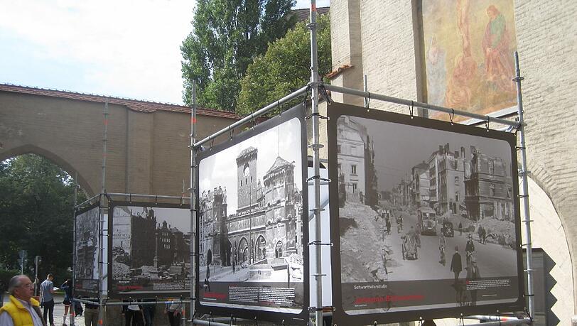 Die großen Plakatwände mit den Zerstörungen Münchens im zweiten Weltkrieg im Innenhof des Isartors. Die großen Plakatwände mit den Zerstörungen Münchens im zweiten Weltkrieg im Innenhof des Isartors.