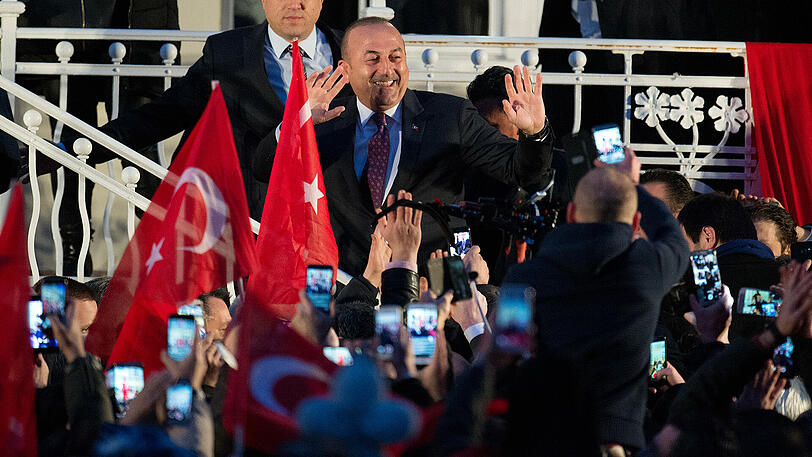 Der türkische Außenminister Mevlüt Cavusoglu ließ sich im Garten der Residenz des türkischen Generalkonsuls von seinen Anhängern feiern.