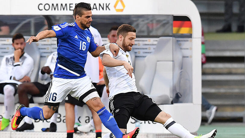SKHODRAN MUSTAFI - NOTE 3: Vize-Kapitän der Sommer-Truppe 2017. In Nürnberg war der Arsenal-Verteidiger Chef der Dreierkette. Mit viel Tordrang. Gab ja auch fast nichts zu verteidigen. Traf aus dem Gewühl zum 5:0 (48.), sein zweites Länderspieltor.