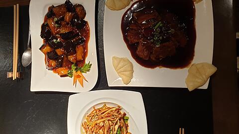 Auch optisch ein Genuss: Das Essen im Mai Garten.