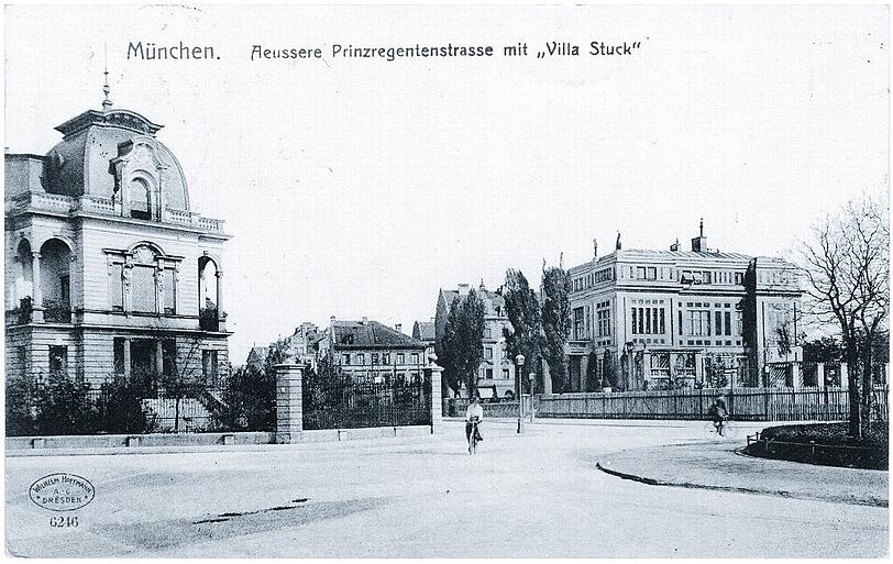 Der heutige Europaplatz um 1900. Links die Villa der Prinzregentenstraße 61 &ndash; damals im Besitz des niederländischen Konsuls. Rechts die Villa Stuck. In der Mitte: ein Radler.