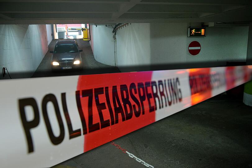 Die Berufsfeuerwehr brachte den Teenager in ein Krankenhaus. Beim Sturz aus 15 Metern Höhe erlitt er mehrere Knochenbrüche. (Symbolbild)