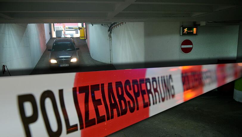 Die Berufsfeuerwehr brachte den Teenager in ein Krankenhaus. Beim Sturz aus 15 Metern Höhe erlitt er mehrere Knochenbrüche. (Symbolbild) Die Berufsfeuerwehr brachte den Teenager in ein Krankenhaus. Beim Sturz aus 15 Metern Höhe erlitt er mehrere Knochenbrüche. (Symbolbild)