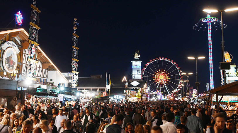 Wenn es dunkel wird, wirkt die Wiesn noch viel imposanter.