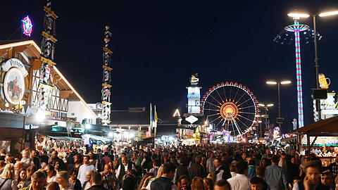 Wenn es dunkel wird, wirkt die Wiesn noch viel imposanter.