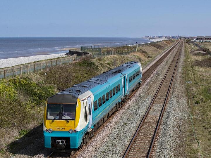 Ein Zug des Verkehrsunternehmens Arriva in Wales. Die Deutsche Bahn will in den nächsten Wochen festlegen, wie sie ihre Tochter zu Geld macht.